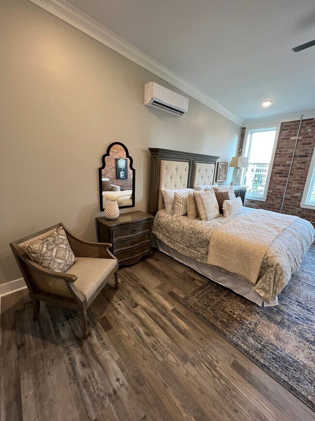 Foto del edificio - One Bedroom Downtown Lafayette - Fully Furnished