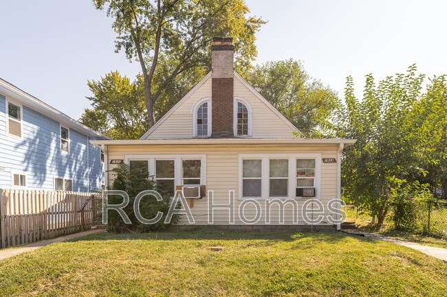 Photo - 1933 E Adams St House