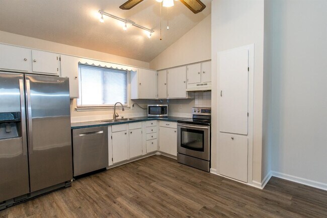 Building Photo - 3356 Kenesaw Dr