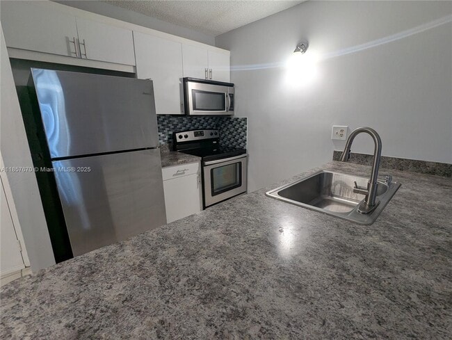 Foto del edificio - 2771 Riverside Dr