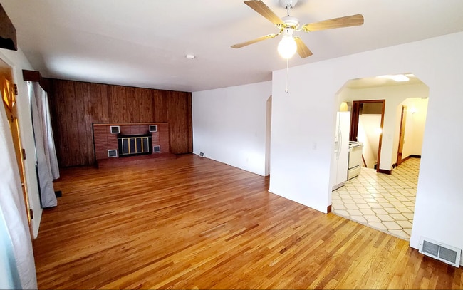 Building Photo - 4 Bedroom Magna home is ready for you!