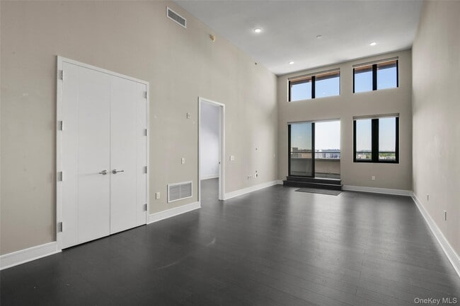 Building Photo - 25 Leroy Pl