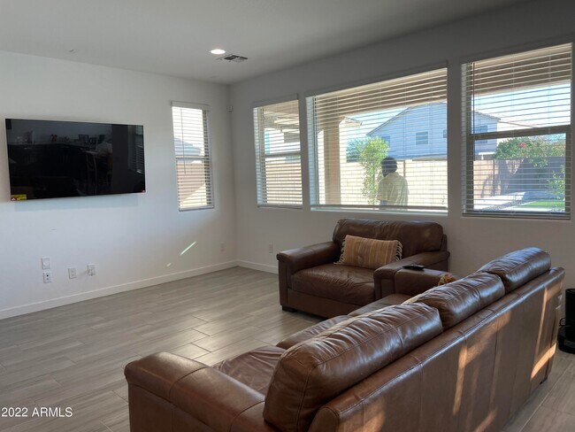 Building Photo - 9115 W Glenrosa Ave