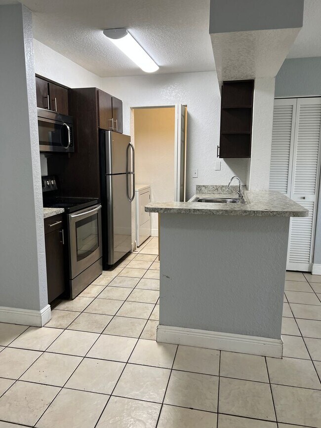 Building Photo - Pompano 2 Bedroom in Pretty Gated Community