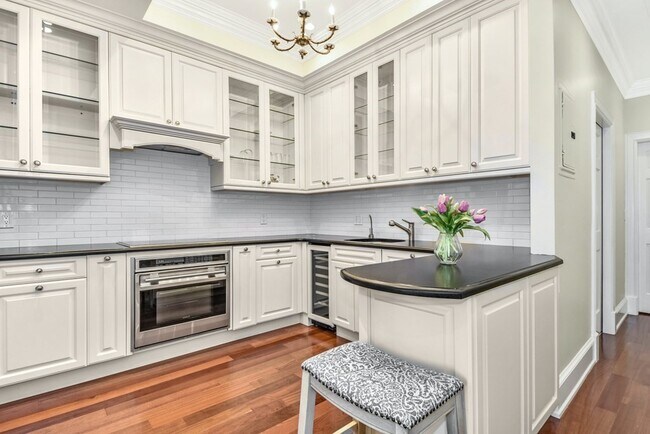 Building Photo - 51 Beacon St