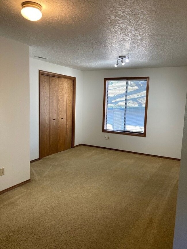 Building Photo - Lake Oswego-Mountain Park Single Family Home