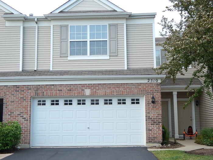 Primary Photo - Nice 2 story townhome