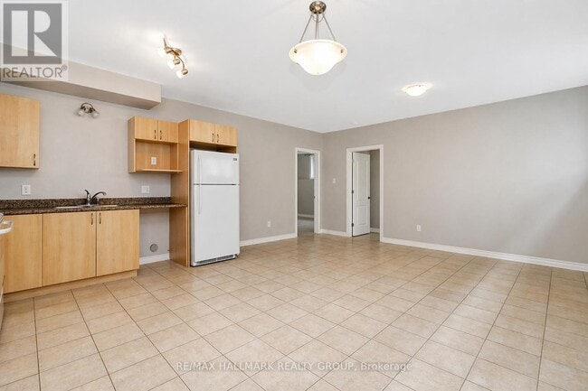 Building Photo - 1170a S Russell Rd