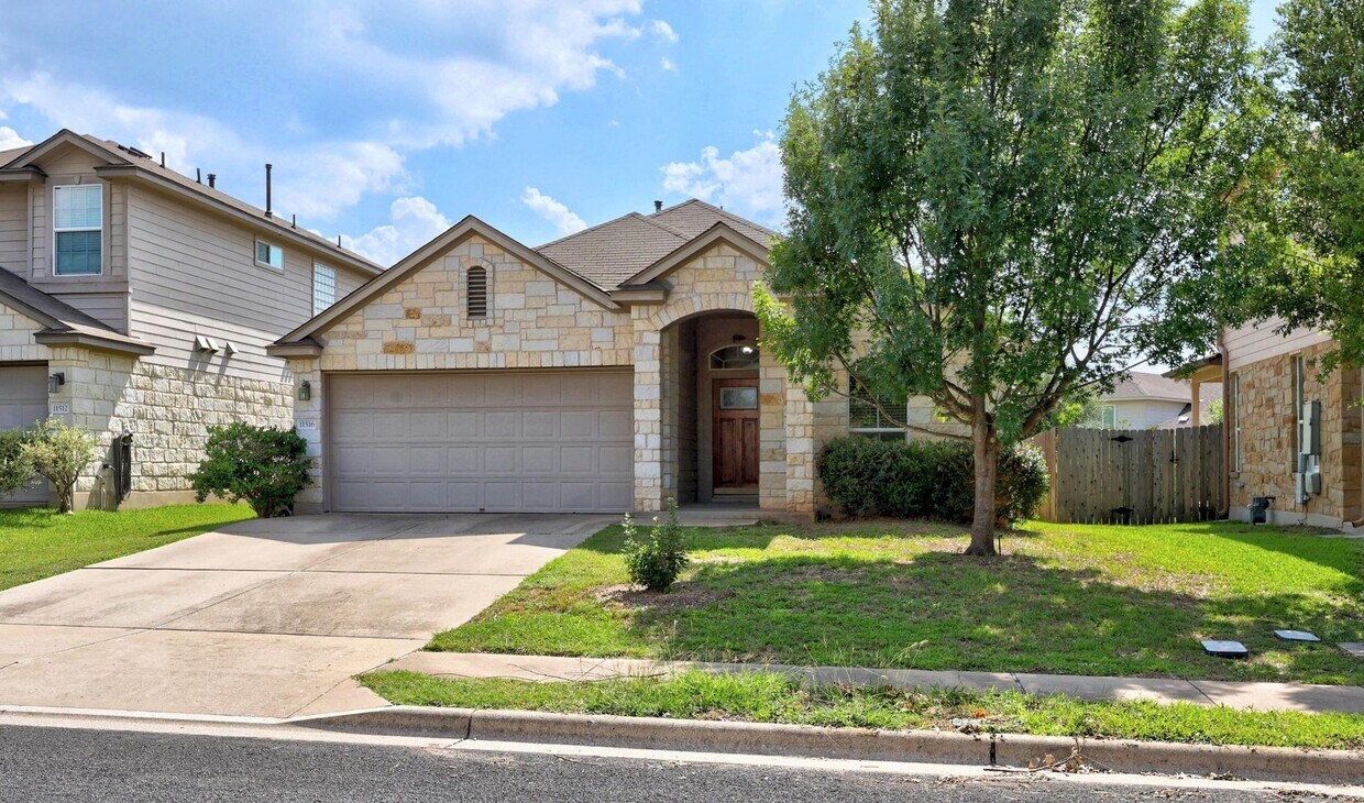 Foto principal - Charming 4-Bedroom Home in Desirable Avery...