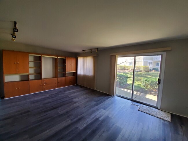Building Photo - 256 Appletree Ct