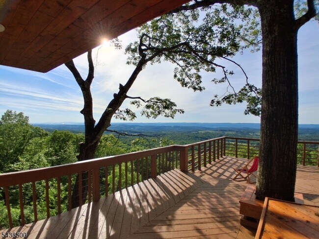 Foto del edificio - 20 Upper Mountain Rd