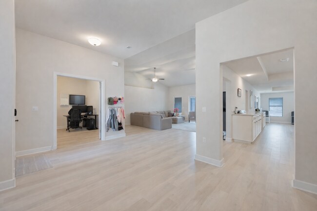 Foto del edificio - 5833 Crestlake Dr