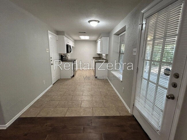Building Photo - 6005 Lindy Ln