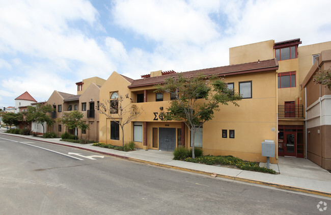 Building Photo - Fraternity Row