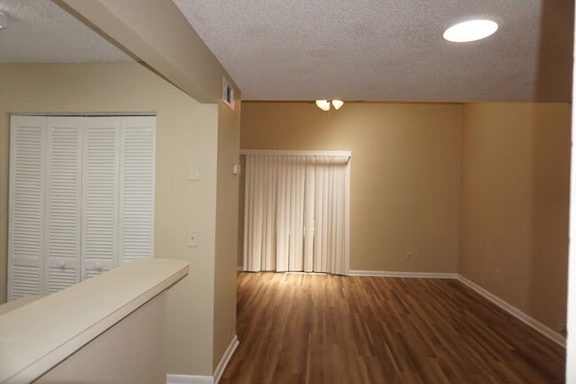 Building Photo - 2 Bedroom, 2 full Bath Townhouse with Scre...