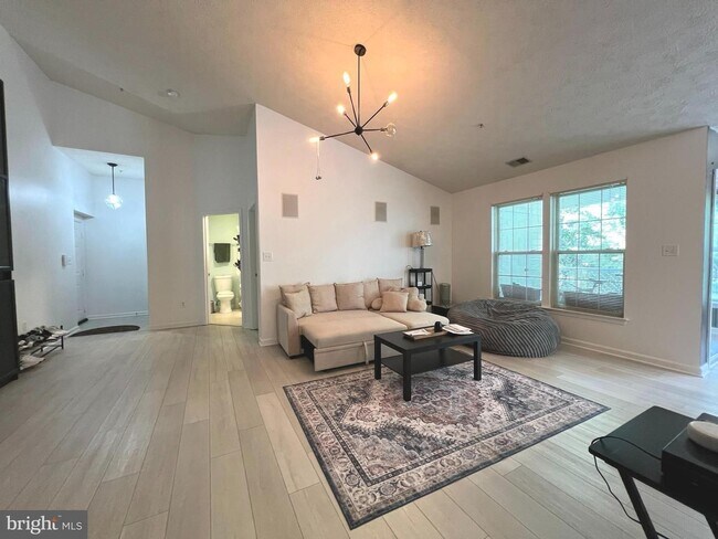 Foto del edificio - Gorgeous Light-Filled 2BR/2BA Penthouse Condo in Piney Orchard.