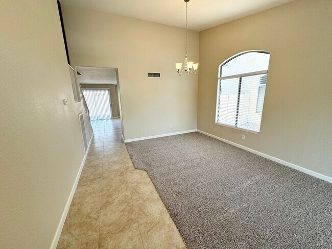 Foto del edificio - Remodeled 4 Bedroom/2.5 Bath Home In Litch...