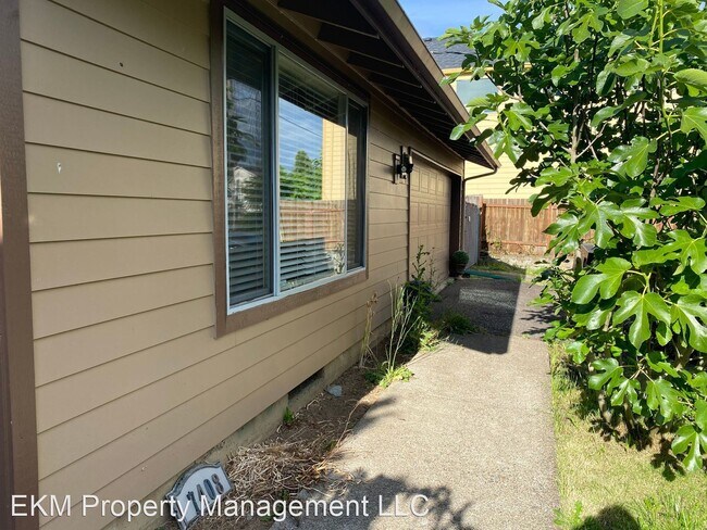 Foto del edificio - 3 br, 1.5 bath House - 7408 NE 58th Street