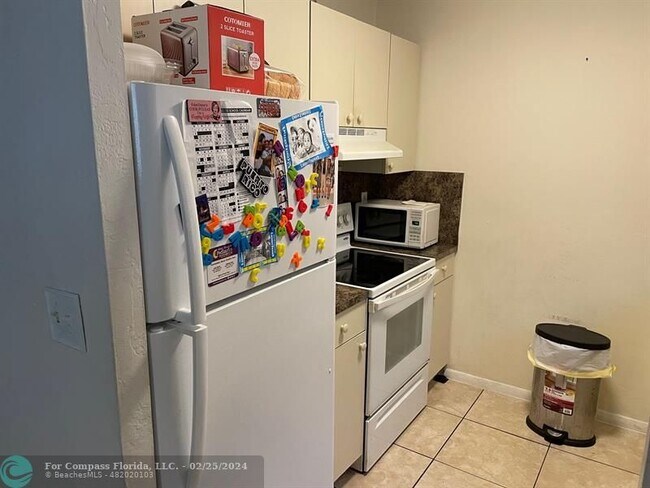 Building Photo - 670 NE 46th Ct