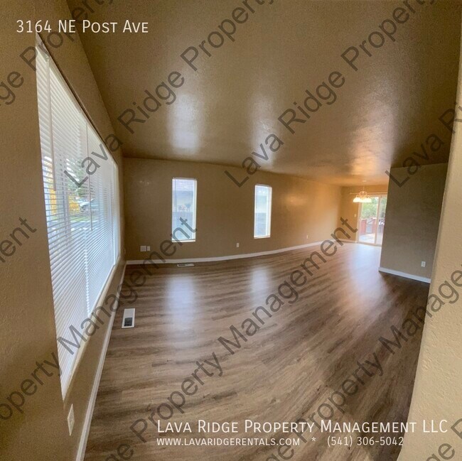 Foto del edificio - 3164 NE Post Ave