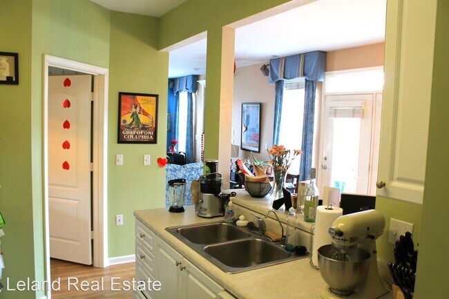 Building Photo - 2 br, 2.5 bath House - 5209 Fulwood Court