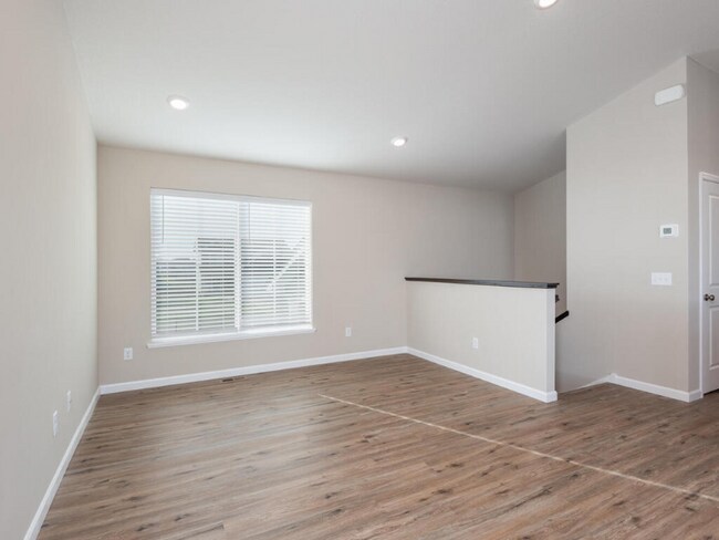 Building Photo - 956 Forest Edge Dr