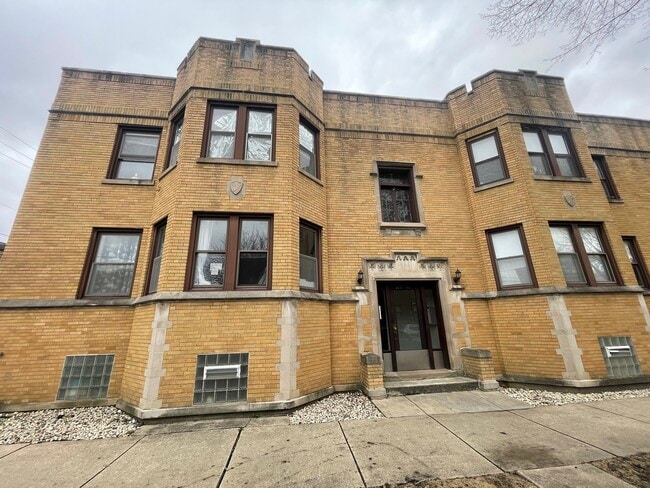 Building Photo - 3219 W Balmoral Ave