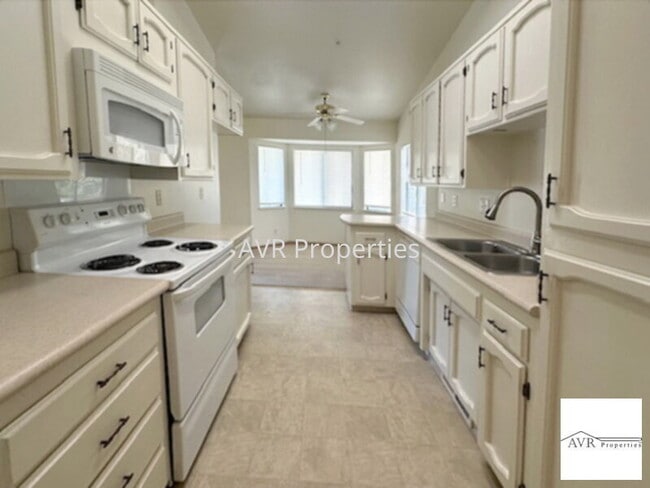 Foto del edificio - Beautiful end unit townhome in great commu...
