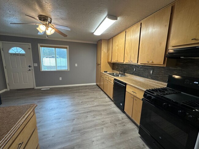 Foto del edificio - Cute and Cozy 2 Bed, 1.5 Bath Townhome in the Meadows!