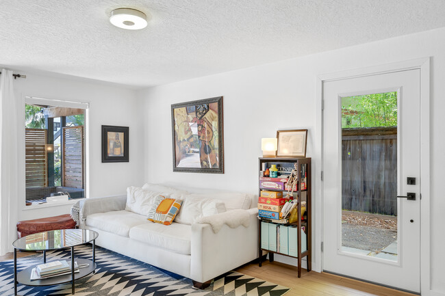 Foto del edificio - 16975 Alder Cir