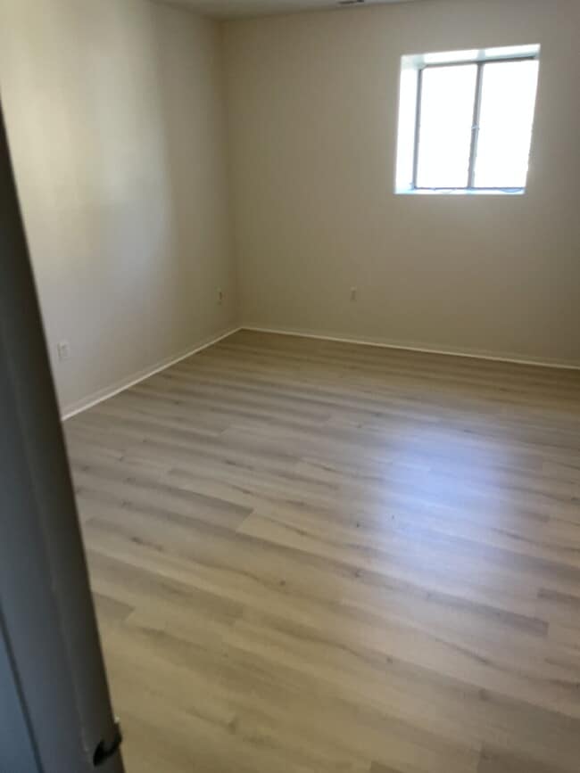 Building Photo - 1 bedroom unit in clairton 50% off move in...