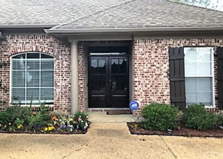 Building Photo - 121 Deer Creek Cove