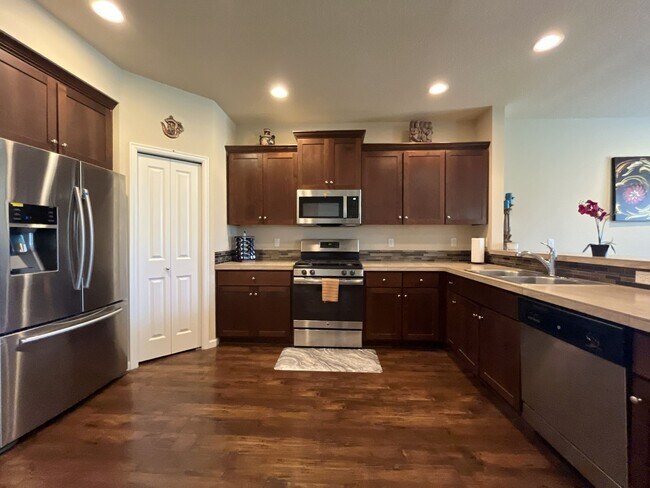 Foto del edificio - Stunning 4 Bedroom + Loft Bethany Home with Open Layout, Stainless Steel Kitchen, Two Car Garage ...