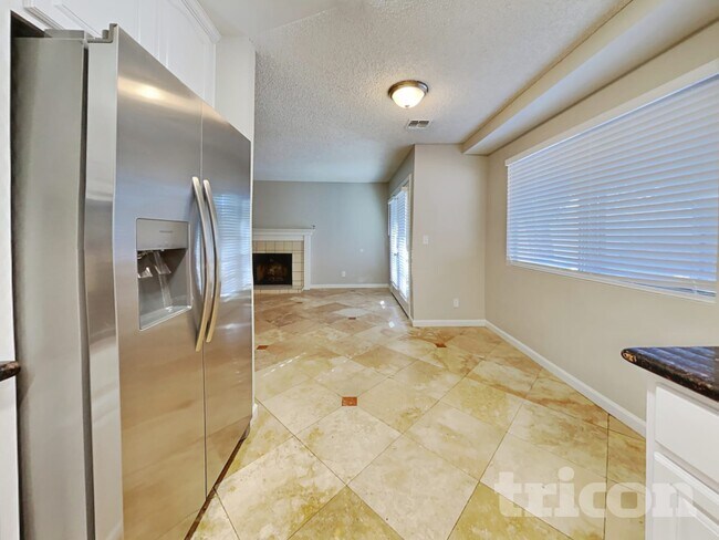 Foto del edificio - 3143 Regal Oak Dr