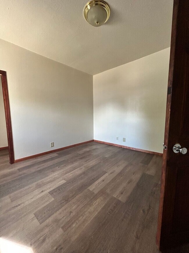 Building Photo - 2 Bedroom Single Family Home
