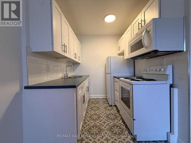 Photo du bâtiment - 57 Rawlinson Ave