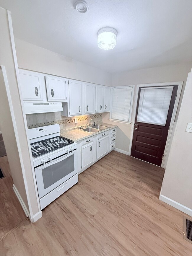 Building Photo - 9849 Green Valley Dr