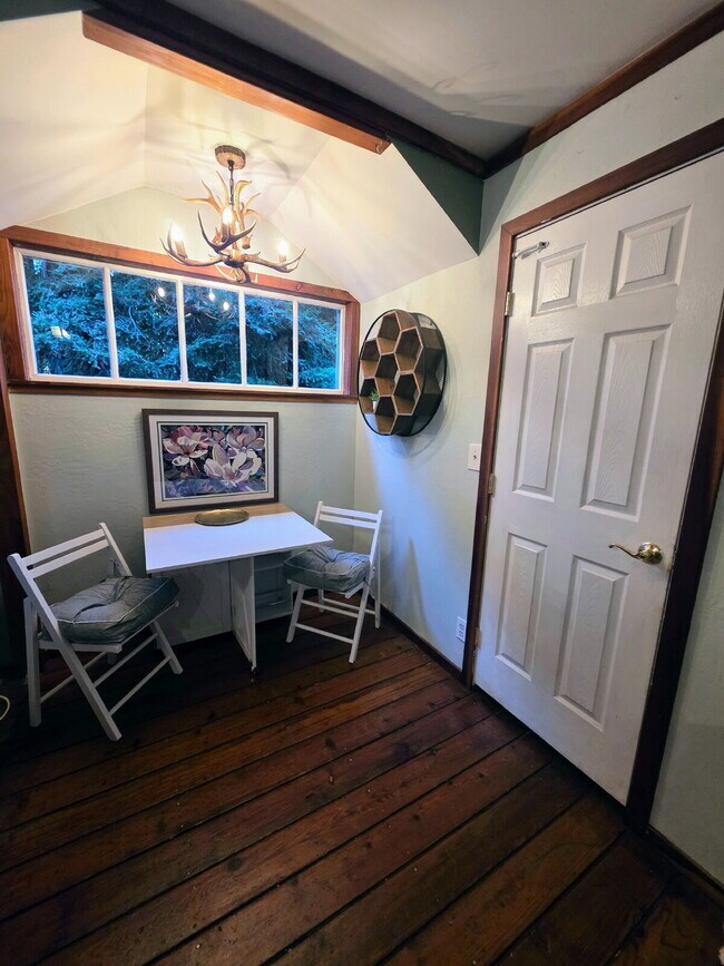 Foto del edificio - The Carriage House – Furnished Two Bedroom + Office/Reading  ALL utilities Included