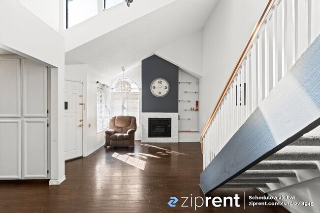 Building Photo - 2890 Buena Crest Ct