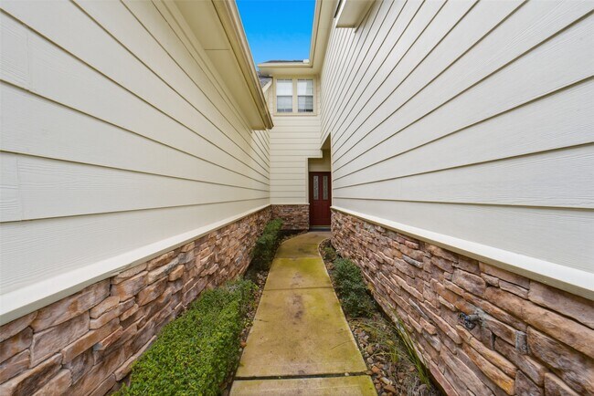 Foto del edificio - 2110 Ridge Wood Ln