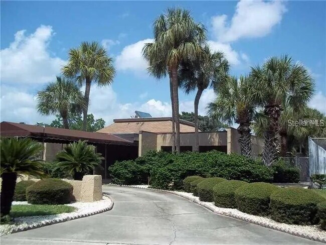 CERCA DE LA CASA CLUB - 7701 Starkey Rd