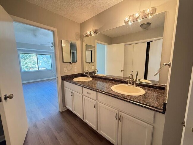 Foto del edificio - Bellevue!  2 Bedroom / 2 Bath House w/ Loft!  Renovated - Pet Friendly