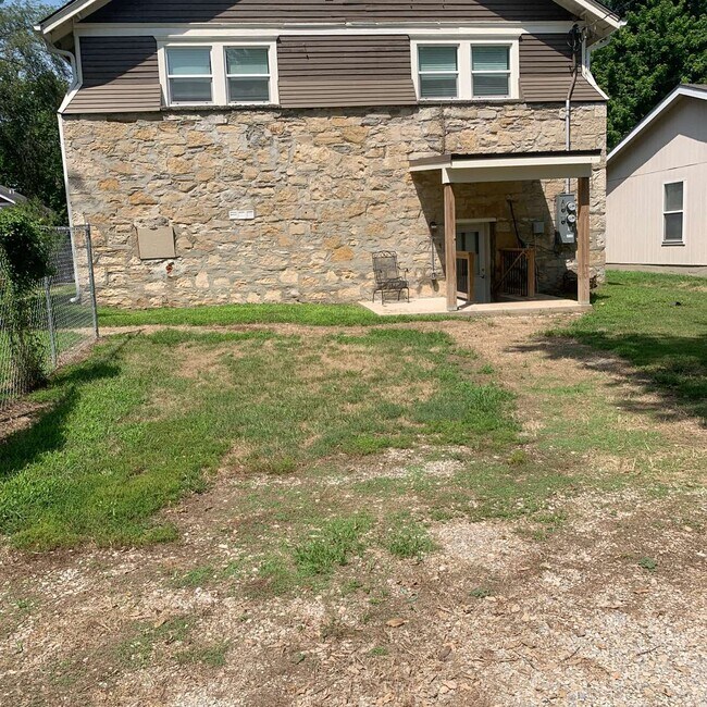 Building Photo - 415 S Oak St