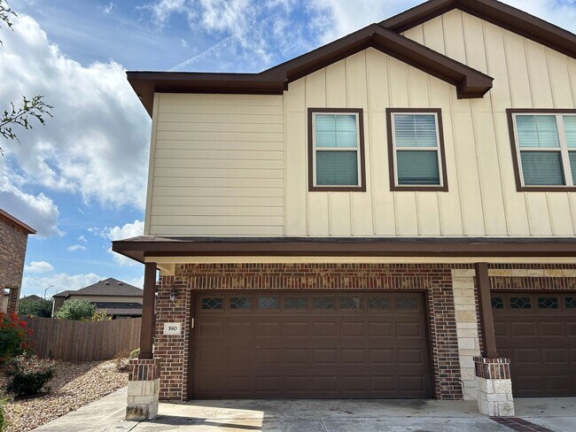Building Photo - 1 Month Free Rent/ Large 3 Bedroom Duplex ...
