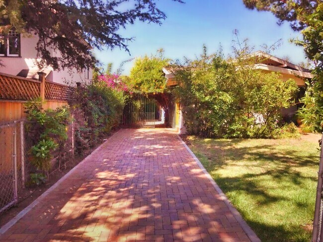 Building Photo - 1837 N Berendo St