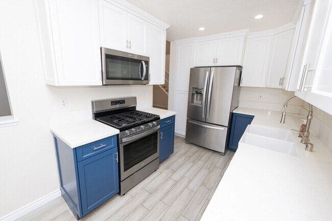 Building Photo - Beautiful 2 bed 2.5 bath condo available n...