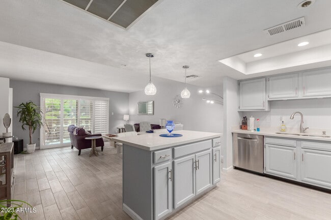 Foto del edificio - 7850 E Camelback Rd