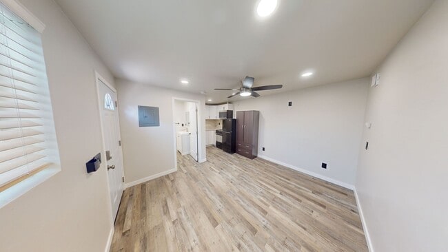 Building Photo - Ideal for solo tenants or couples!