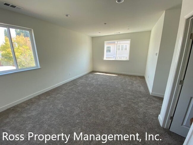 Building Photo - Immaculately Two Story Home Ready for Imme...