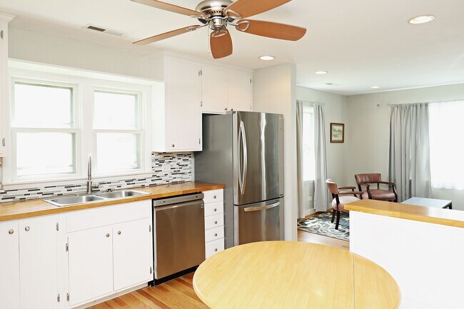 Foto del edificio - Charming Fry's Spring Home, Pre-Wired For ...